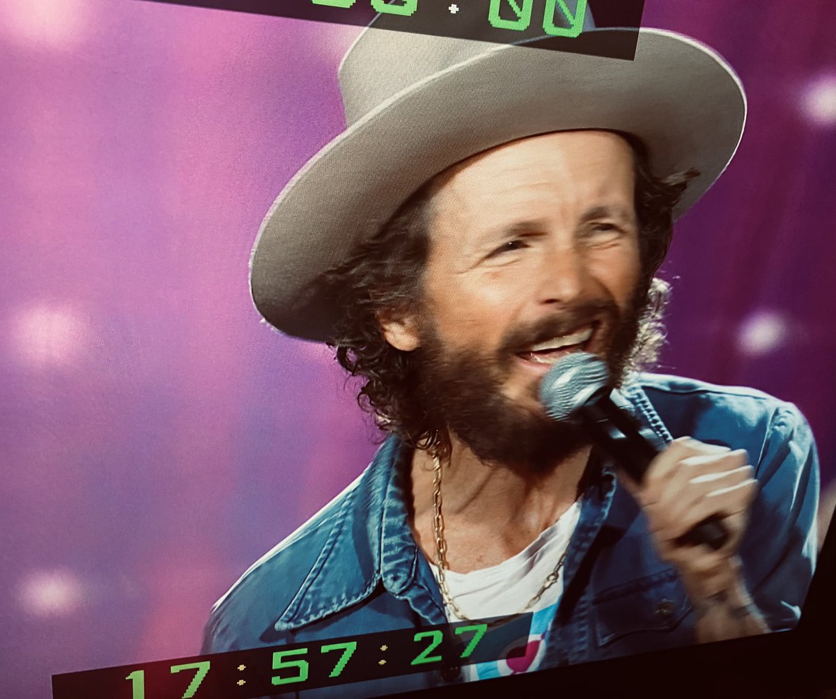 fabfazio's tweet photo. Prove meravigliose con grandi sorprese di #iloveyoubaby ! Che bello poter dire: @lorenzojova fra poco a @chetempochefa !!! h.20:00 @RaiTre #ctcf #discodelsole #mediterraneo https://t.co/hiwOLESqI3