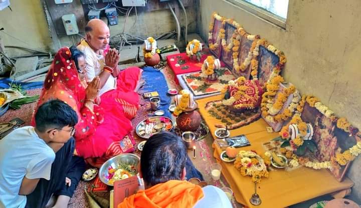 RameshwarBindal's tweet photo. चैत्र #नवरात्रि के प्रथम दिवस पर कल जगत जननी माँ जगदंबा की आराधना के पर्व पर कलश स्थापना कर नौ दिवसीय अनुष्ठान का शुभारंभ किया। भगवती की स्वरूप माँ शैलपुत्री की आराधना कर सर्वमंगल हेतु प्रार्थना की।

जय देवी माँ!
#navratri https://t.co/DRPlHVZ8mj