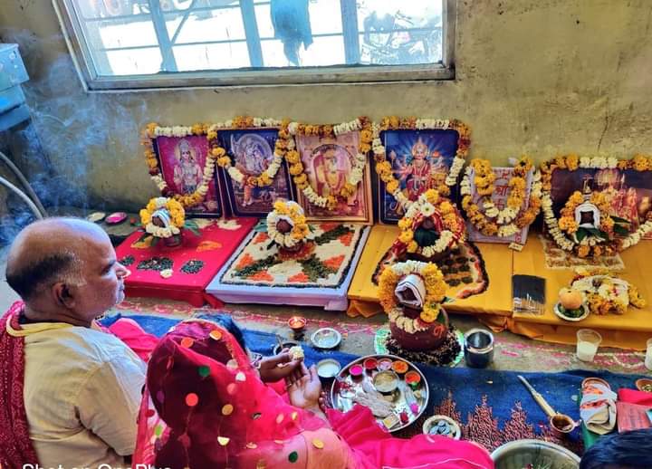 RameshwarBindal's tweet photo. चैत्र #नवरात्रि के प्रथम दिवस पर कल जगत जननी माँ जगदंबा की आराधना के पर्व पर कलश स्थापना कर नौ दिवसीय अनुष्ठान का शुभारंभ किया। भगवती की स्वरूप माँ शैलपुत्री की आराधना कर सर्वमंगल हेतु प्रार्थना की।

जय देवी माँ!
#navratri https://t.co/DRPlHVZ8mj