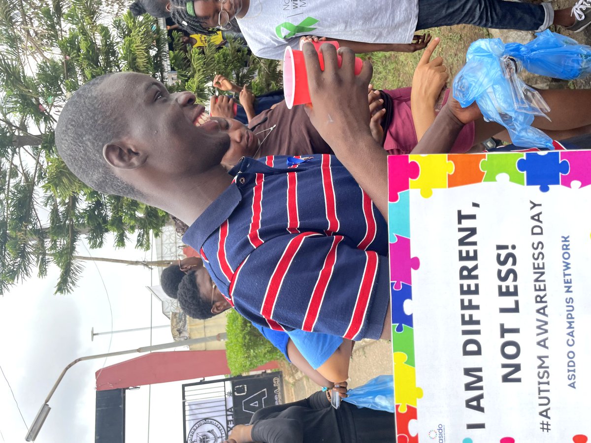 asidocampusnet's tweet photo. From blue-themed cakes, to face painting and cold Zobo, all were in full display at the Alexander Brown Hall as volunteers of @asidocampusnet as well as other students came around to raise #awareness about #autism
#BlueBakeSale https://t.co/OneKMByzAt