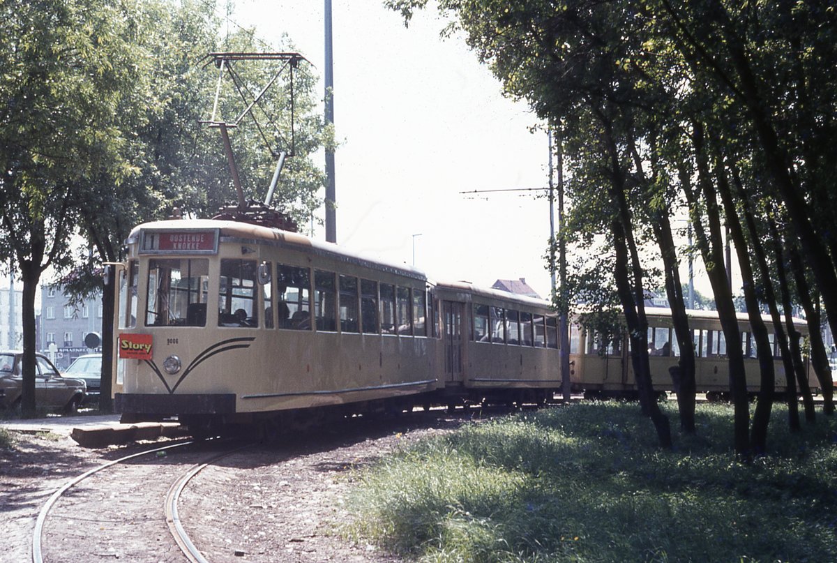 de_wattman's tweet photo. Juli 1979, mijn eerste kennismaking met de Kustlijn in de lus van Knokke: SO 9006 met twee aanhangers. #buurttram #nmvb https://t.co/6VQKKfRUVs
