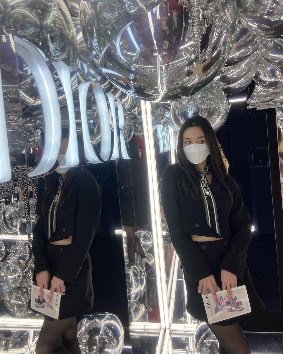 I went to Dior's pop-up store that I love💄💖 It looks like a photo bomb 🙈
