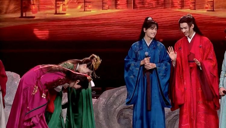 wohfever's tweet photo. @agikun I love this moment so much!
Completely clear in relationship of each character.
so cute!!
#ZhangZhehanGongJunCelebration https://t.co/SvFn5bASUj