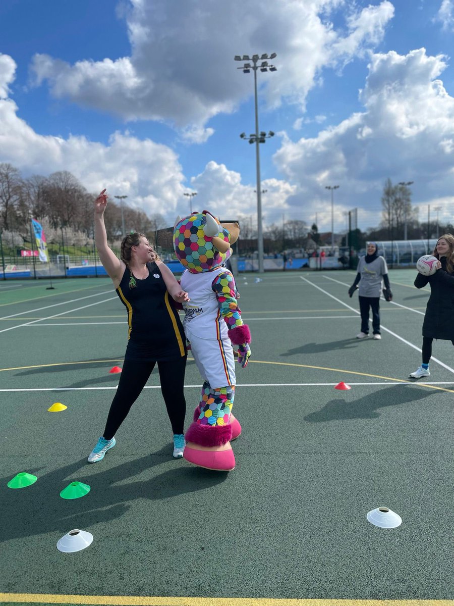Final winter league matches for our 4s, 5s &amp; 6s. Well done Hornets and what a result for the 4s!🐝 

Swipe to see <a href="/birminghamcg22/">Birmingham 2022</a> Perry the Mascot getting in on the action 🙌🤝 

#netball #netballfamily #hornets #b2022 #perry