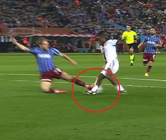 avtahagdogan's tweet photo. İrfan Can Kahveci’nin pozisyonuna kırmızı kart verip maçın kaderini Trabzonspor lehine değiştiren Zorbay Küçük, bugün aynı pozisyonda Beşiktaş’ın penaltısını vermedi. Adaletsizlik alışkanlığınız, eyyamcılık karakteriniz olmuş! https://t.co/ns1mQnhjXQ