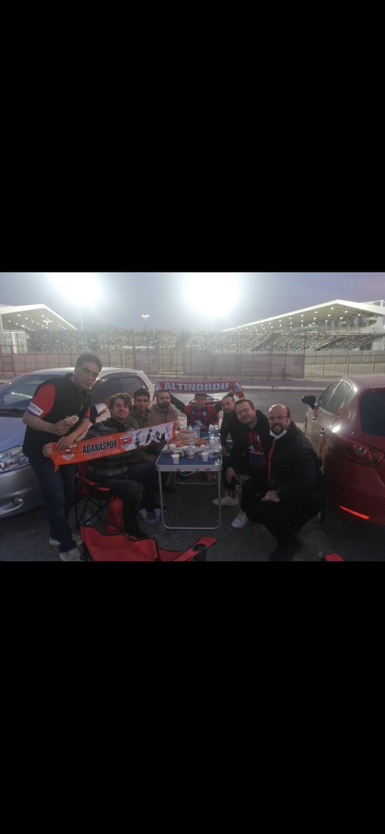 emree1993's tweet photo. Adanasporumuz-Altınordu  maçı öncesi Bornova Aziz Kocaoğlu Stadyumu önünde İzmir’in en efendi taraftarlarıyla birlikte iftarımızı açtık. Bize gösterdikleri ilgiden ve samimiyetten dolayı kendilerine çok teşekkür ederiz. @emreakcadn @35__tugay #adanaspor @AltinorduFK https://t.co/vp5Nf7MPgR