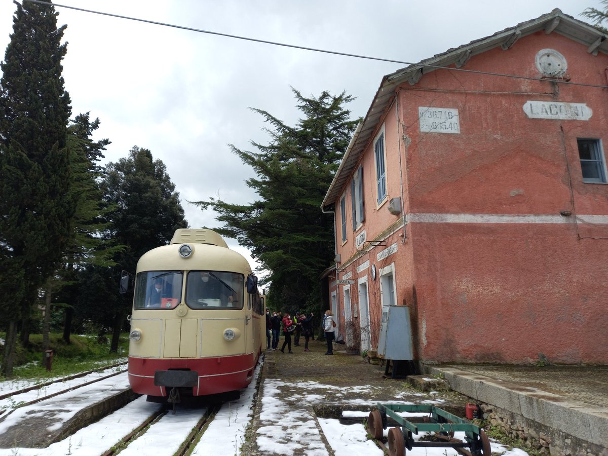 BarbagiaExpress's tweet photo. Un'immagine che mancava alla nostra collezione. 
Trenino e neve d'Aprile a Laconi https://t.co/Ra4LnbIOI4