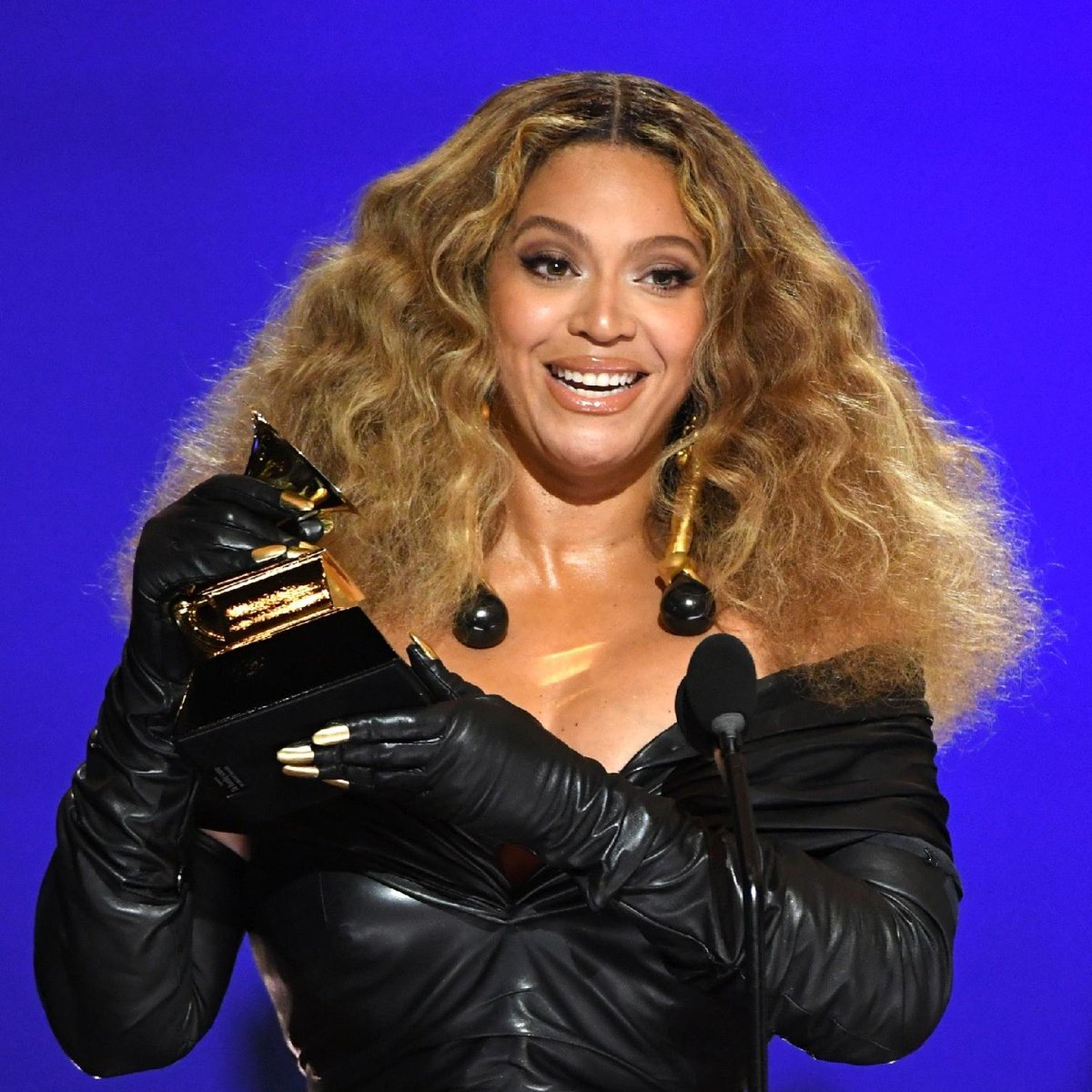 poptime's tweet photo. Beyoncé é oficialmente a mulher mais premiada da história do #GRAMMYs, acumulando 28 troféus! ✨ https://t.co/xToSMZ743J