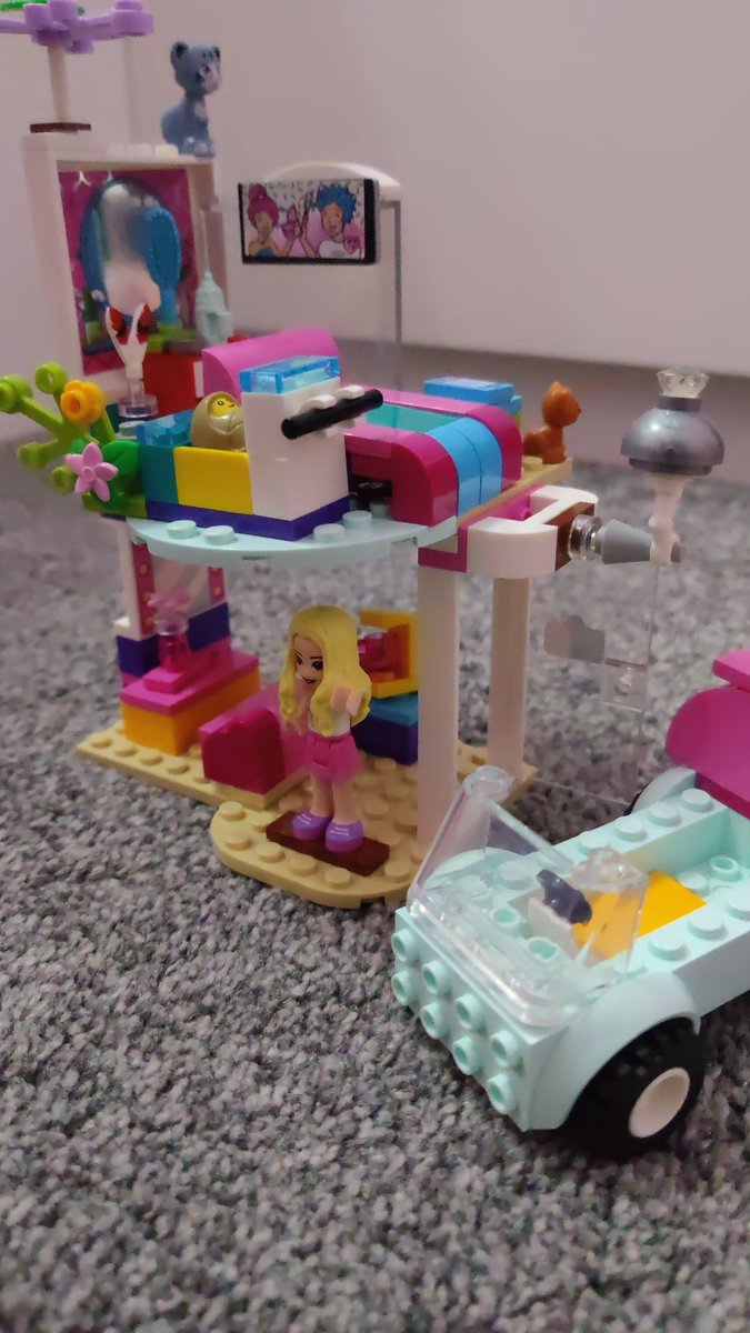 spu34dd's tweet photo. @ellievtoys My 5 yo daughter loves your YouTube channel and is inspired by your builds. Here's her latest creation. https://t.co/S14hVoPCQV