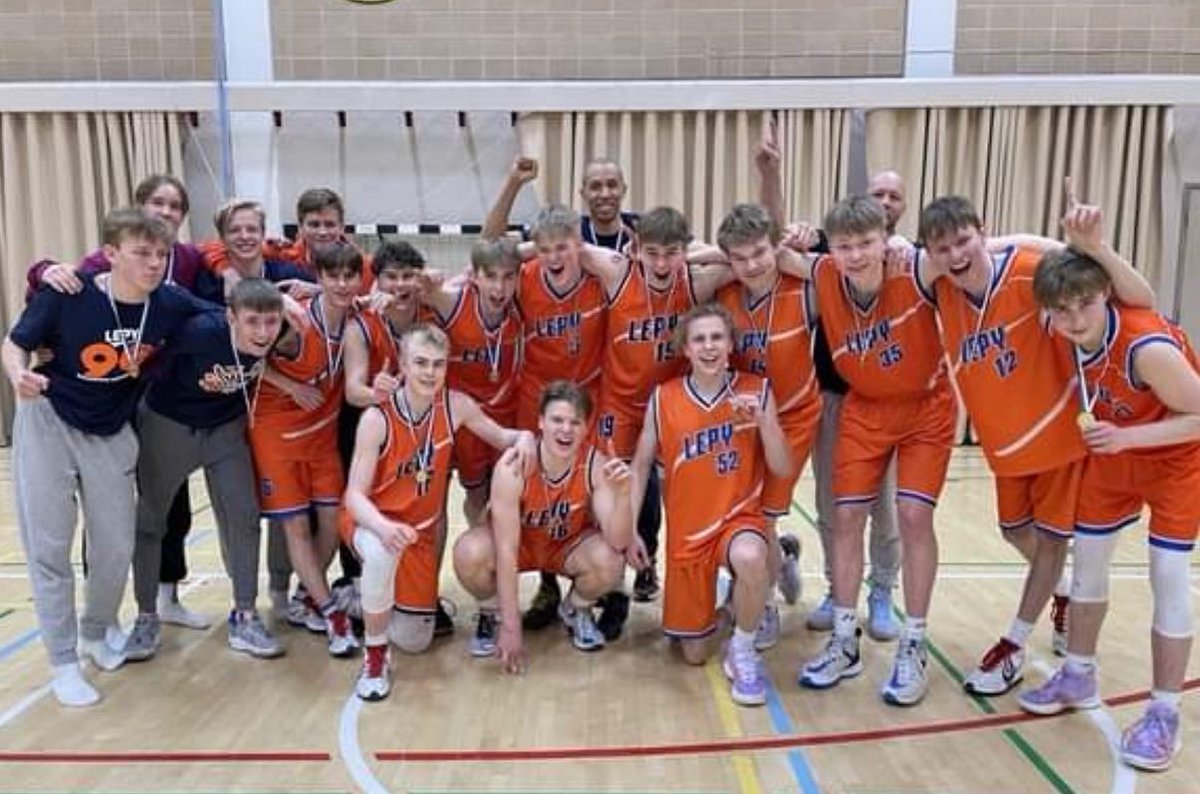 🔥 MU17 pojat voittivat tänään tiukan trillerin jälkeen Salon Vilppaan 1.divarin final fourissa 67-66.

💪🏼🧡 Mahtavaa pojat! Paljon onnea pelaajat, valmentajat ja taustajoukot!

#Lepy #OranssiPerhe #since1931 #espooliikkuu #finalfour