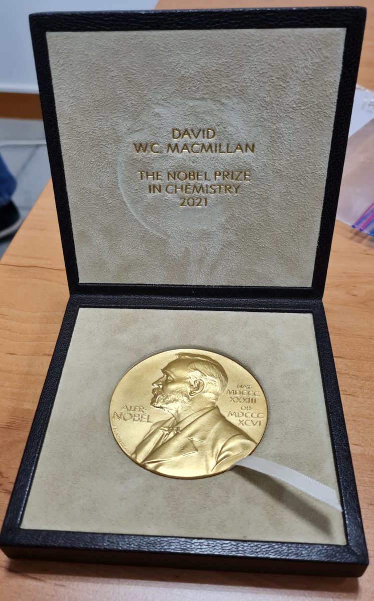 JorgeMiraUSC's tweet image. La reciente visita a Galicia de David MacMillan, Premio Nobel de Química 2021, nos permitió contemplar de cerca la mítica medalla que se les concede a los ganadores. Lleva grabado su nombre en el reverso.
#ProgramaConCiencia