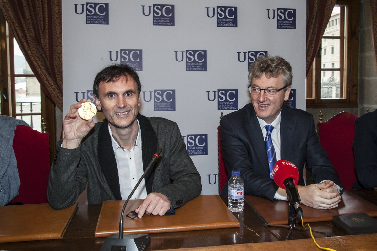 JorgeMiraUSC's tweet image. La reciente visita a Galicia de David MacMillan, Premio Nobel de Química 2021, nos permitió contemplar de cerca la mítica medalla que se les concede a los ganadores. Lleva grabado su nombre en el reverso.
#ProgramaConCiencia