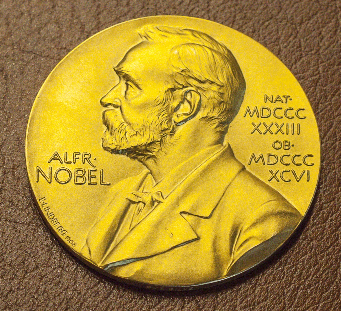 JorgeMiraUSC's tweet image. La reciente visita a Galicia de David MacMillan, Premio Nobel de Química 2021, nos permitió contemplar de cerca la mítica medalla que se les concede a los ganadores. Lleva grabado su nombre en el reverso.
#ProgramaConCiencia