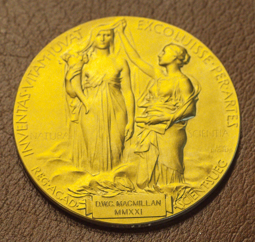 JorgeMiraUSC's tweet image. La reciente visita a Galicia de David MacMillan, Premio Nobel de Química 2021, nos permitió contemplar de cerca la mítica medalla que se les concede a los ganadores. Lleva grabado su nombre en el reverso.
#ProgramaConCiencia