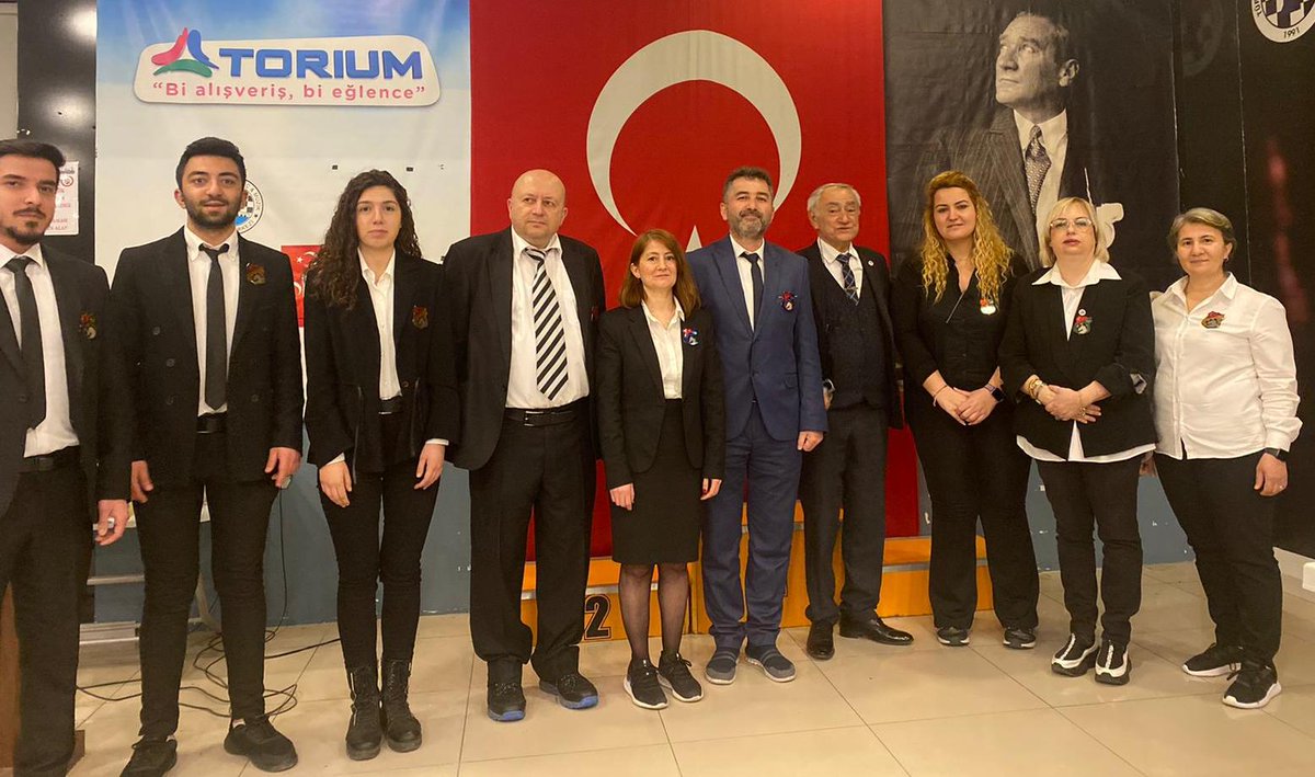 2-3 Nisan 2022 tarihlerinde düzenlenen 18 Mart Çanakkale Zaferi ve Şehitleri Anma #Satranç Turnuvası Başhakemi NA İsmail Kırmızı ve turnuvada görev yapan hakemlerimiz..
istanbul.tsf.org.tr/turnuva-haberl…