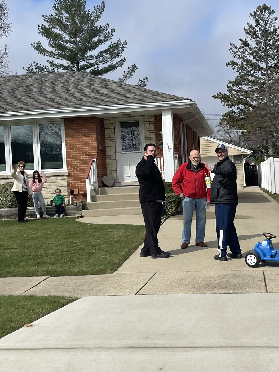 PHSPsychology's tweet photo. Cheers to all the neighbors out supporting our race this morning! @KnightsofPHS https://t.co/e5WrOKSSd9
