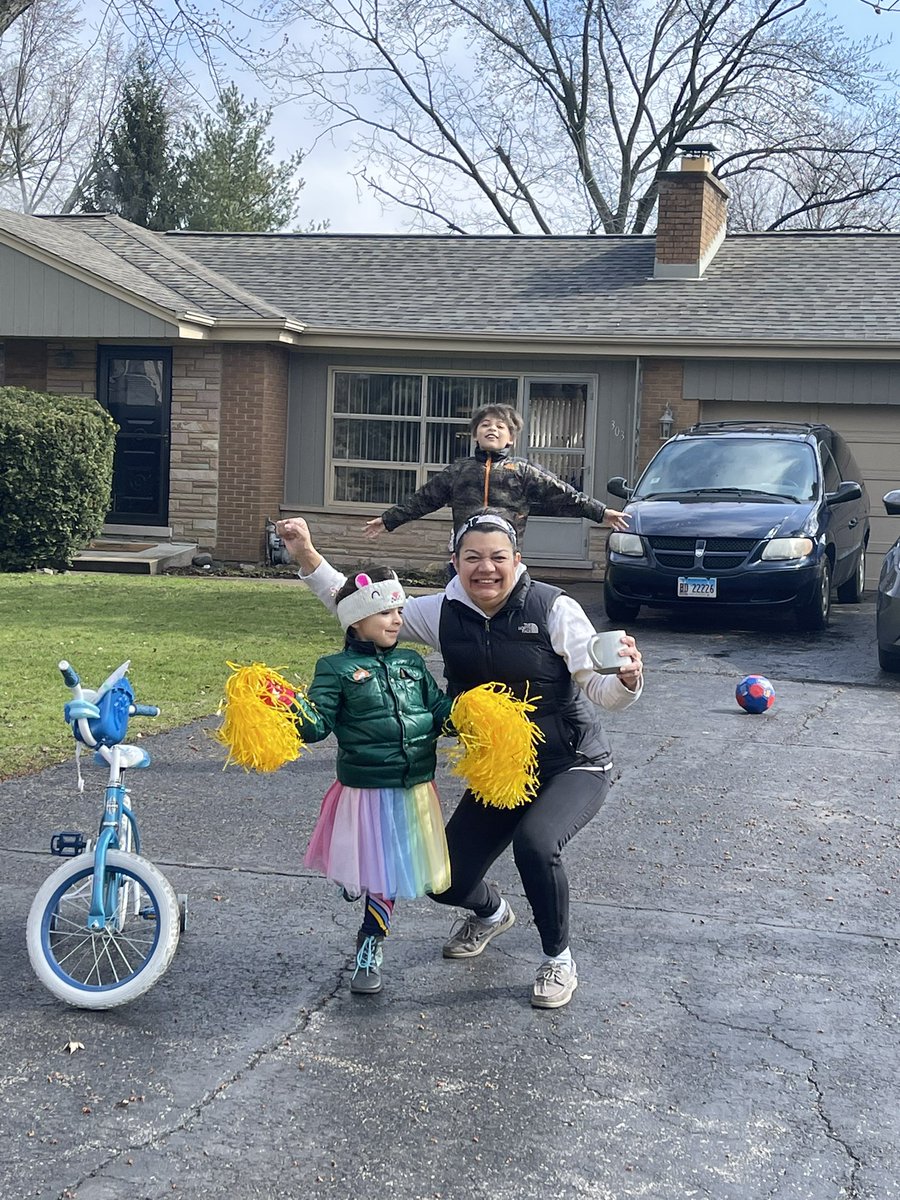 PHSPsychology's tweet photo. Cheers to all the neighbors out supporting our race this morning! @KnightsofPHS https://t.co/e5WrOKSSd9