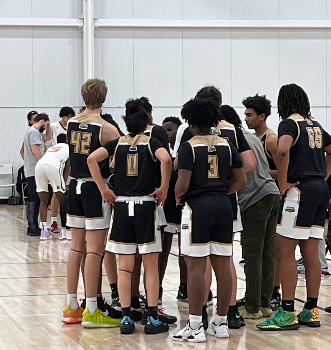 nesyb_club's tweet photo. 1️⃣6️⃣U team finishes opening weekend @ #NY2LASND2K22 w/a  loss to Mac Irvin Fire. @Cam_the0star w/1️⃣6️⃣ pts🙌🏾 &amp; @aidentuinstra15 adds 1️⃣3️⃣👏🏾 
Lots of gr8️⃣ takeaways from the wknd. Just the beginning for this squad. Next stop is Louisville for the #grassrootsshowcase2k22🔥 #Upward📈 https://t.co/yntEOpAOeg