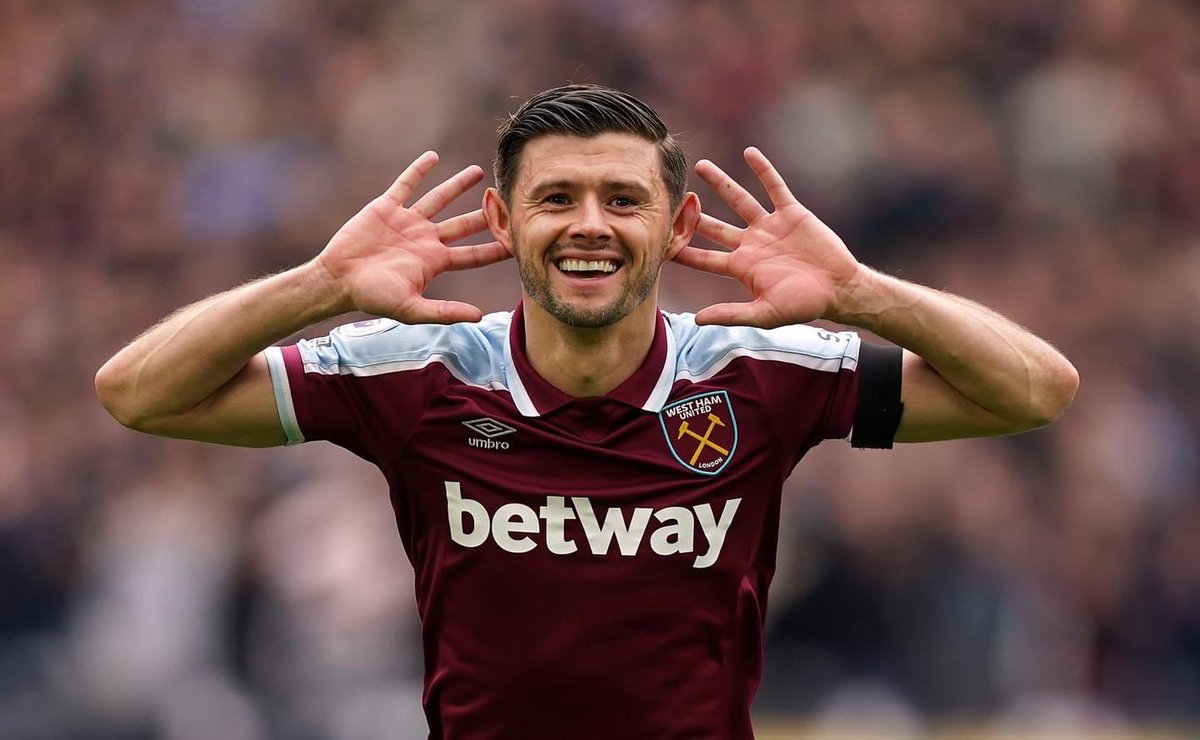 PurelyFootball's tweet photo. Boyhood Liverpool fan Aaron Cresswell cupping his ears after scoring against Everton is elite shithousery 😂 https://t.co/G20cy13sQx