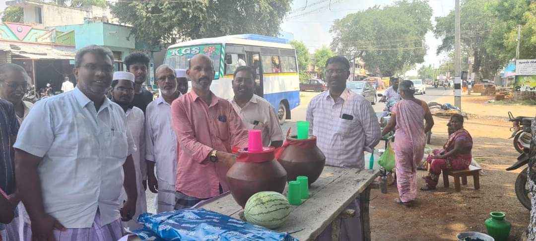 tmmkhqofficial's tweet photo. மனித நேய மக்கள் கட்சியின் 14 வது ஆண்டு துவக்கவிழாவை முன்னிட்டு  கடலூர் வடக்கு மாவட்டம் மங்கலம்பேட்டை நகரம் சார்பில் பொது மக்களுக்கான தாகம் தீர்க்கும் தண்ணீர் பந்தல் திறக்கப்பட்டது.

#mmk14 https://t.co/iH5WdOyIbU