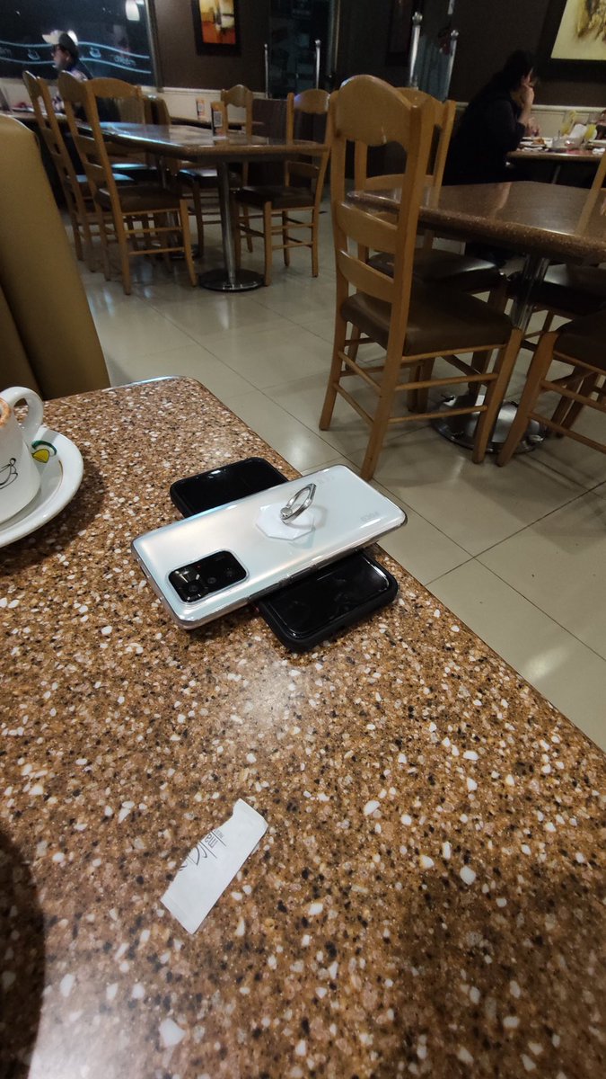 Si ven a una pareja haciendo esto con sus celulares en la mesa, acércate sin pena y saluda, es señal que pertenecen al ambiente Sw o liberal🍍! Hagamos de esto tendencia para reconocernos en un lugar vainilla...

Vía <a href="/cuckoldmexico35/">Cuckold México 29k</a>