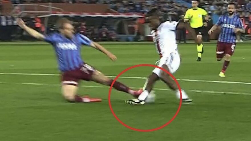 Beşiktaş'a  gelince. Niye vara gidilmiyor. Zorbay küçük  #TSvBJK  #penalti  kupayı hak etmiyorsun Trabzonspor