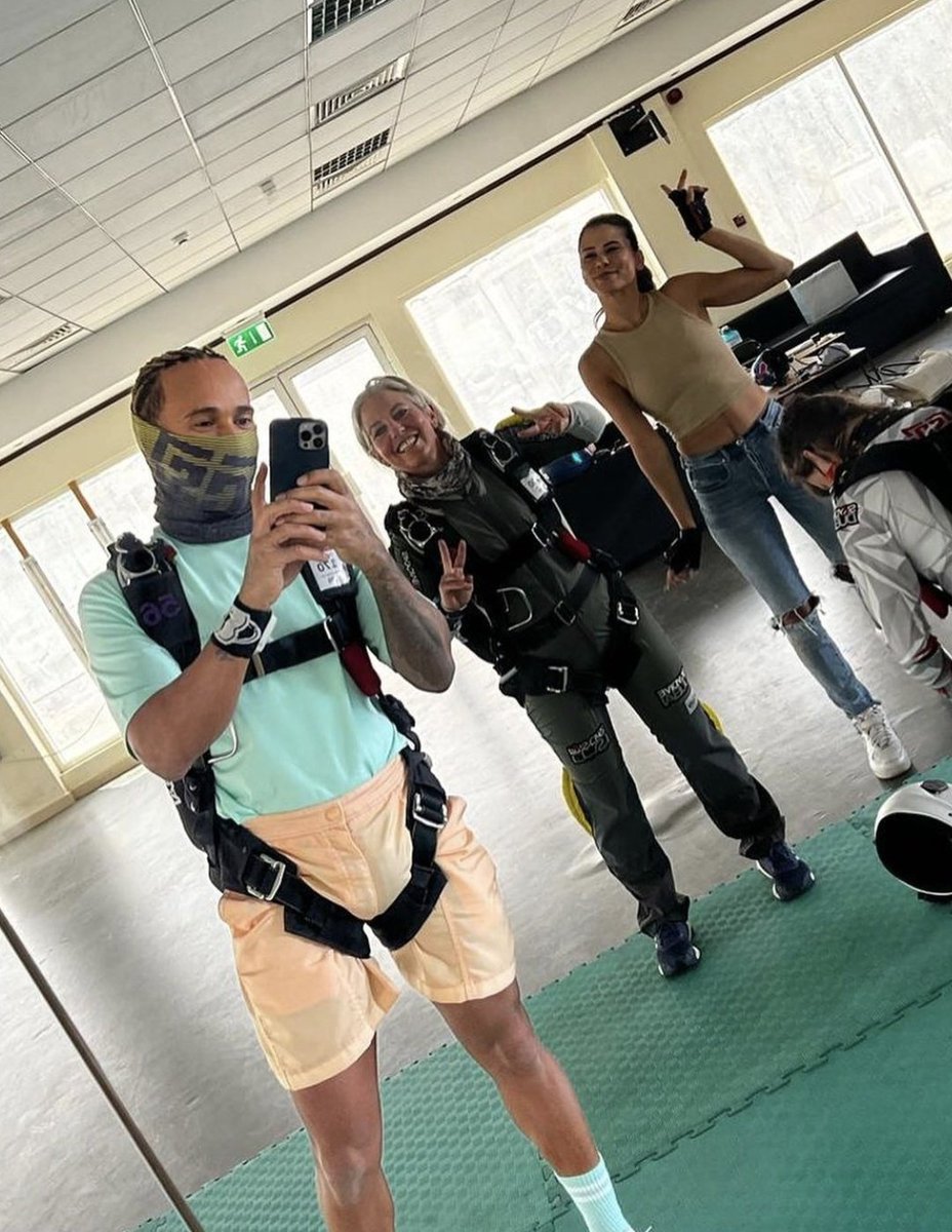 SirLewisUpdates's tweet photo. 📷 I Lewis going skydiving in Dubai

[via @/naila Instagram] https://t.co/TY0WdwolrX