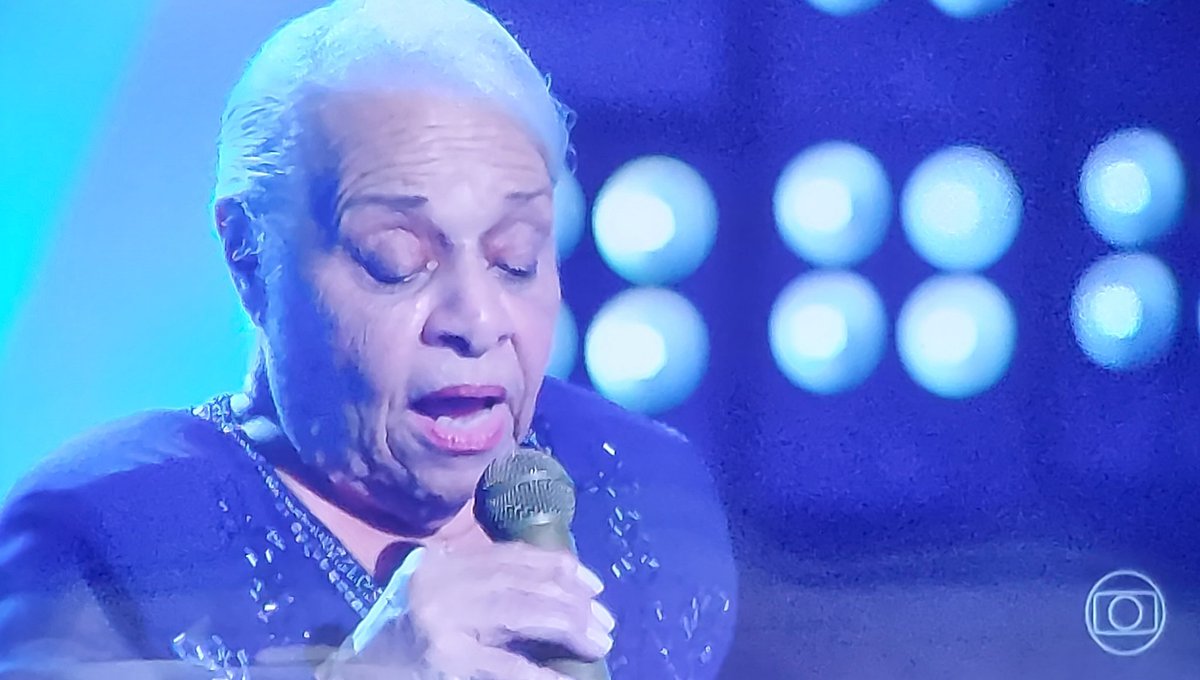 niltonleitejr's tweet photo. Dona Marcília dando uma aula de extensão vocal na terceira idade.
Já pode dar curso pra muuuuita cantora novinha.
#Thevoicemais
#Thevoice
#TeamFafa https://t.co/r9ImDRh7RW