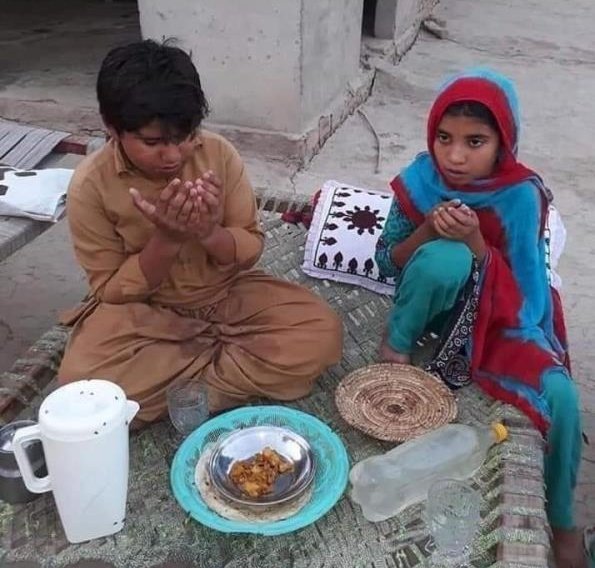 LifeInBhiwandi's tweet photo. Ramzan Ke Sehri-o-aftar me Is Tarah ke Masoomo Ko Zaroor Yaad rakhen, 
Bahot se log aapke aas paas honge Jo kahenge nahi lekin Zarooratmand honge Unki Madad Zaroor karen

#RamadanMubarak https://t.co/qnqGqLosTs