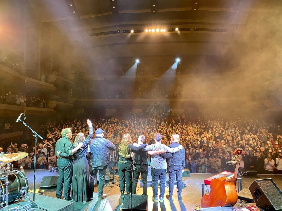 Alyshiagrace's tweet photo. Kitchener was a time! 
Last show of the run tonight in London, Ontario at the @AeolianHall

#WilliamPrince #SerenaRyder #Centreinthesquare https://t.co/hkyw4Ofc38