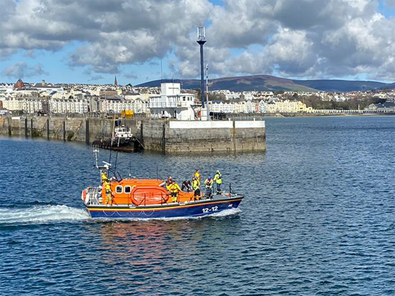 Joint exercise with Douglas Coastguard for Douglas <a href="/RNLI/">RNLI</a> #volunteer #boatcrew today (pics: Michael Taylor)
#TheFoundersStation #isleofman #volunteers #TrainOneSaveMany #RespectTheWater #FloatToLive #PerfectStorm #WeAreOneCrew
#RNLI the #charity #SavingLivesAtSea