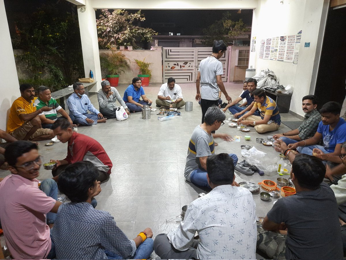 YashPatwardhan3's tweet photo. राजनीति में जिसे Dinner Diplomacy कहते है।जिसे सादी भाषा में डब्बा पार्टी कहते हैं। ऐसी प्रथा संघ में बरसो से चली आ रही है। इससे सामाजिक सद्भाव,समरसता और आत्मीयता बढ़ती है। विविध विविध आचार-विचार का सर्जन और आदान-प्रदान होता है। 
#Dinner_Diplomacy #डब्बा_पार्टी https://t.co/lfxofeVxIJ