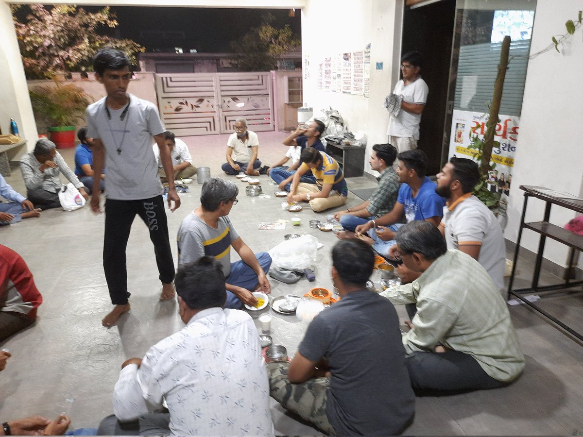 YashPatwardhan3's tweet photo. राजनीति में जिसे Dinner Diplomacy कहते है।जिसे सादी भाषा में डब्बा पार्टी कहते हैं। ऐसी प्रथा संघ में बरसो से चली आ रही है। इससे सामाजिक सद्भाव,समरसता और आत्मीयता बढ़ती है। विविध विविध आचार-विचार का सर्जन और आदान-प्रदान होता है। 
#Dinner_Diplomacy #डब्बा_पार्टी https://t.co/lfxofeVxIJ