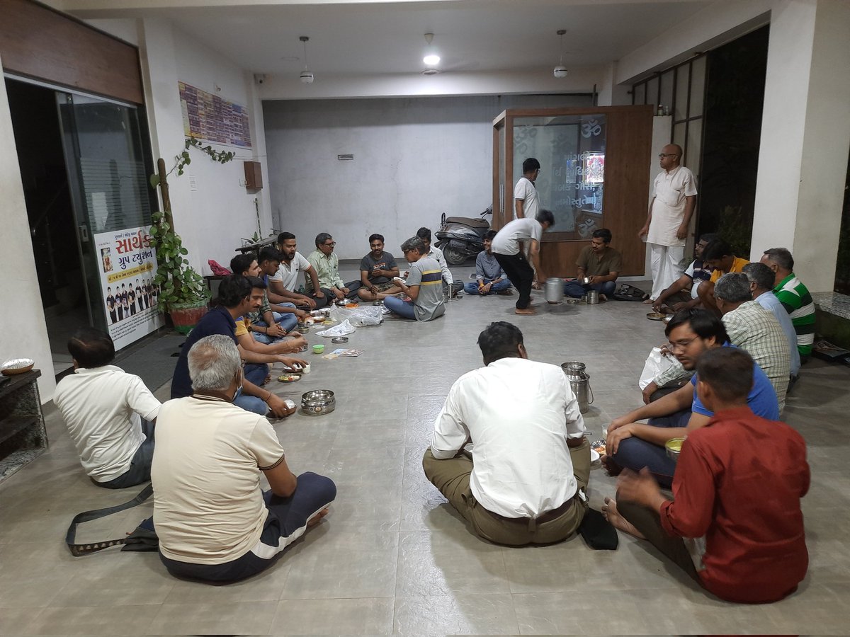 YashPatwardhan3's tweet photo. राजनीति में जिसे Dinner Diplomacy कहते है।जिसे सादी भाषा में डब्बा पार्टी कहते हैं। ऐसी प्रथा संघ में बरसो से चली आ रही है। इससे सामाजिक सद्भाव,समरसता और आत्मीयता बढ़ती है। विविध विविध आचार-विचार का सर्जन और आदान-प्रदान होता है। 
#Dinner_Diplomacy #डब्बा_पार्टी https://t.co/lfxofeVxIJ