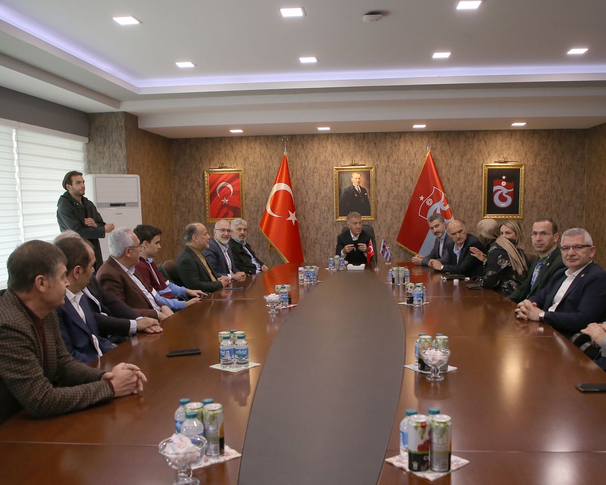 Trabzon'da hakem kararları değil siyasi kararlar çalınıyor. 
#TrabzondaSiyasiGece