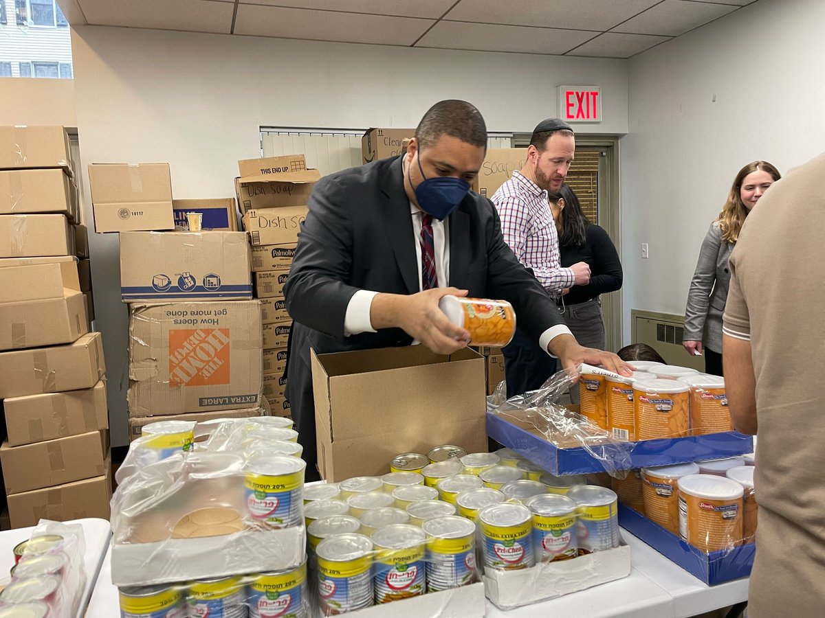 ManhattanDA's tweet photo. D.A. Bragg joined theย @MetCouncil to support their great work distributing Passover meals to New Yorkers in need. Thanks to all of the volunteers for their dedication, and to the Met Council for their continued support of our communities across the city every day. https://t.co/THSVYAHDfp