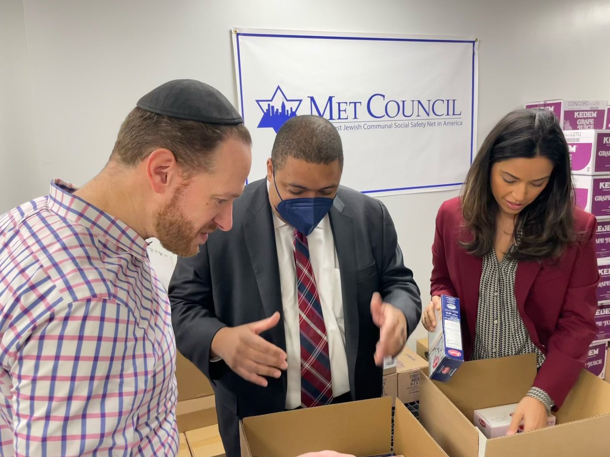 ManhattanDA's tweet photo. D.A. Bragg joined theย @MetCouncil to support their great work distributing Passover meals to New Yorkers in need. Thanks to all of the volunteers for their dedication, and to the Met Council for their continued support of our communities across the city every day. https://t.co/THSVYAHDfp