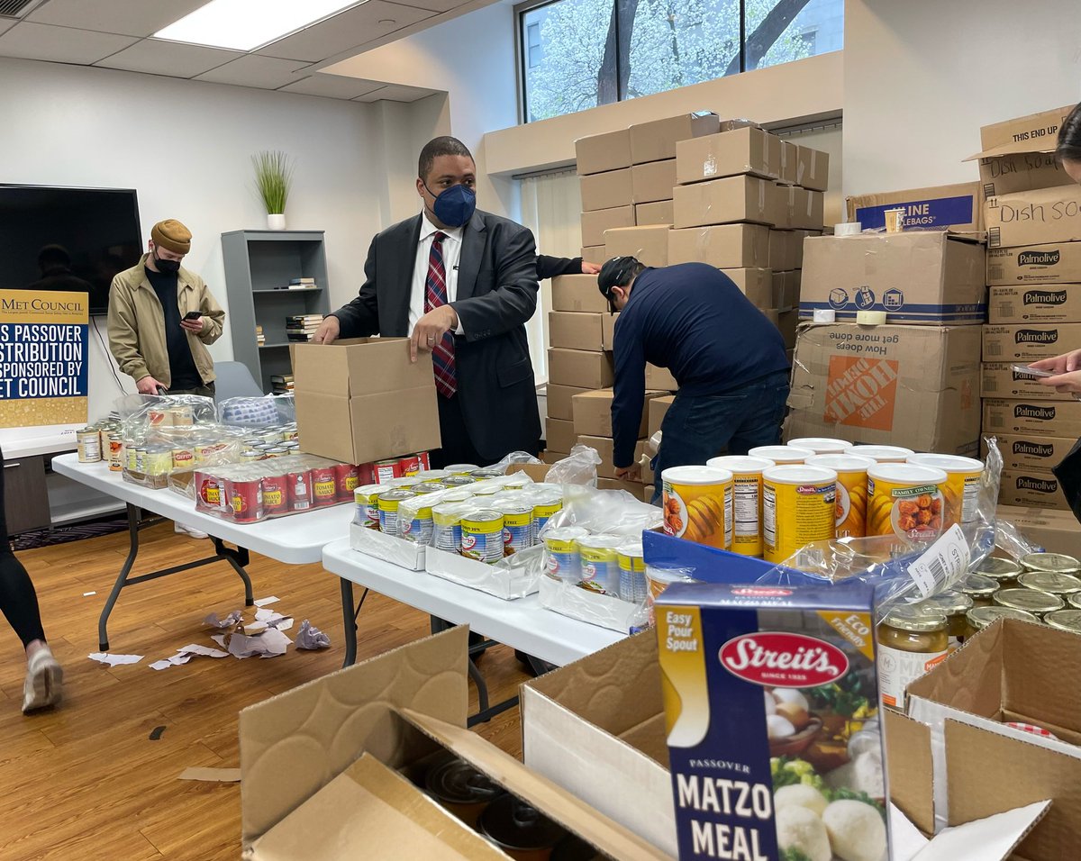 ManhattanDA's tweet photo. D.A. Bragg joined theย @MetCouncil to support their great work distributing Passover meals to New Yorkers in need. Thanks to all of the volunteers for their dedication, and to the Met Council for their continued support of our communities across the city every day. https://t.co/THSVYAHDfp