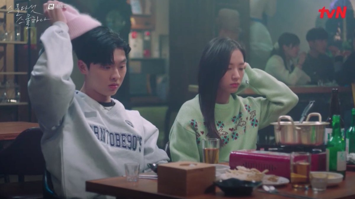sank1ssed's tweet photo. them taking off their couple beanies when heedo said her and yijin broke up was peak comedy #TwentyFiveTwentyOneEp16 https://t.co/oGEv74iQ0C