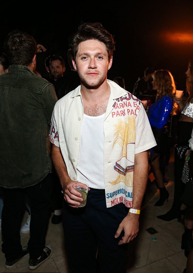 niallhprojects's tweet photo. 📸| Niall Horan en la fiesta pre- Grammys en Los Ángeles https://t.co/iF278L3XD9