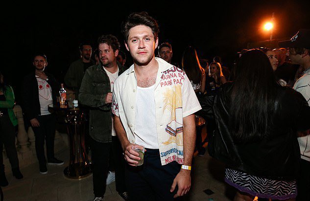 niallhprojects's tweet photo. 📸| Niall Horan en la fiesta pre- Grammys en Los Ángeles https://t.co/iF278L3XD9