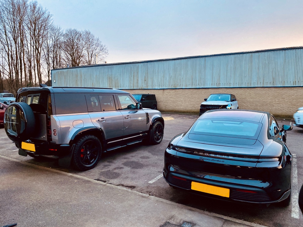 The_Bodycentre's tweet photo. Defender V’s Taycan Turbo S 

What you picking? 🏔 ⚡️ 

#newdefender #defender110 #defender90 #defender2022 #porsche #porschetaycan #taycanturbos #offroad #electriccars https://t.co/Z48WQKBIPX