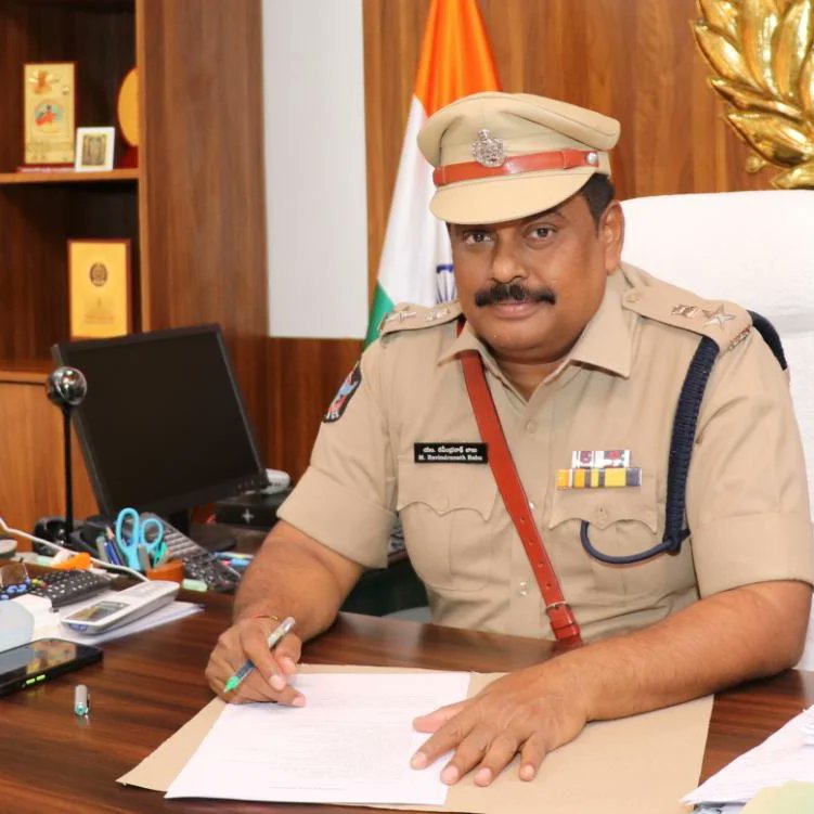 jsuryareddy's tweet photo. Ahead of the reorganisation of 26 dists & their HQs in #AndhraPradesh the state govt has reshuffled several IAS and IPS officers’ postings in the state. M.Ravindranath Babu, IPS was appointed as first SP in the newly formed #KakinadaDist of AP.
#APNewDistricts #Kakinada https://t.co/sb5cdrmJoh