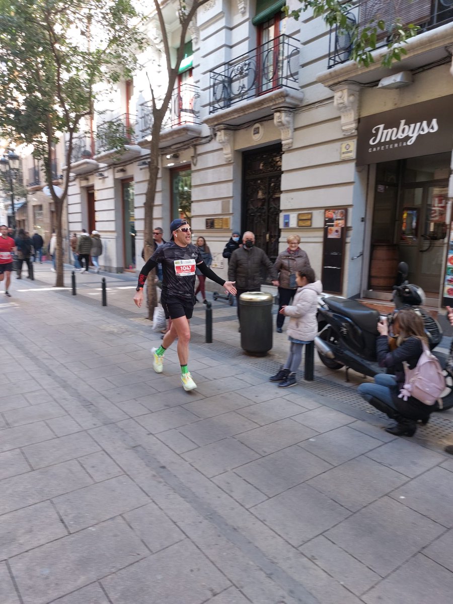 diego_lanso's tweet photo. Hoy he corrido mi primer maraton, un gran reto después de tantos años en esto del running, una experiencia única y después de tanto esfuerzo mejoramos la marca marcada.
Gracias equipo!!!
#cpteam
@NazabalFisio
#maratonzaragoza22 https://t.co/yYm5zP6Xsq