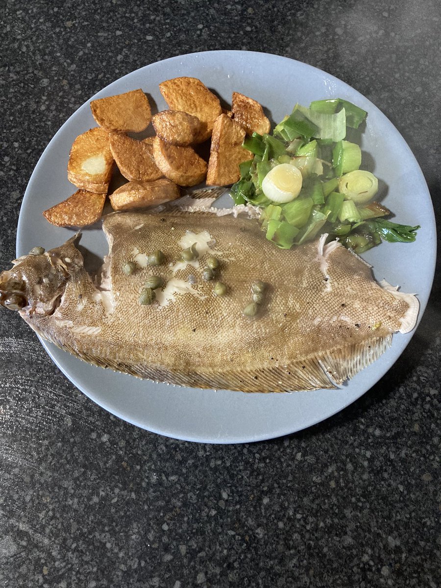 GardenSlowFood's tweet photo. Lemon Sole baked with a splash of vermouth, fennel fronds and capers, with sauté potatoes and homegrown buttered leeks #SubscriptionFishBox #EatMoreFish @SSI_Wholesale @NiallSabongi https://t.co/8alVksQpWl