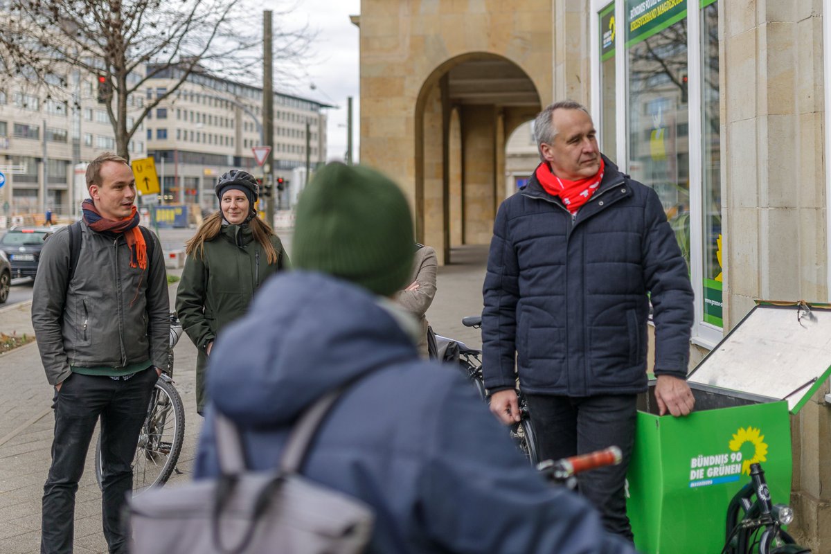 OttosRadwege's tweet photo. Gestern mit dem OB-Kandidaten @RoeslerJens unterwegs und zum Thema #Radverkehr in #Magdeburg gesprochen. Hier hört man einen #Radfahrer sprechen, der sich auch für die Ziele des Radentscheids stark machen will. Ihr habt die Wahl! 
@ADFC_MD  #radweg #ottostadt #radverkehr https://t.co/GhyCC8olO5