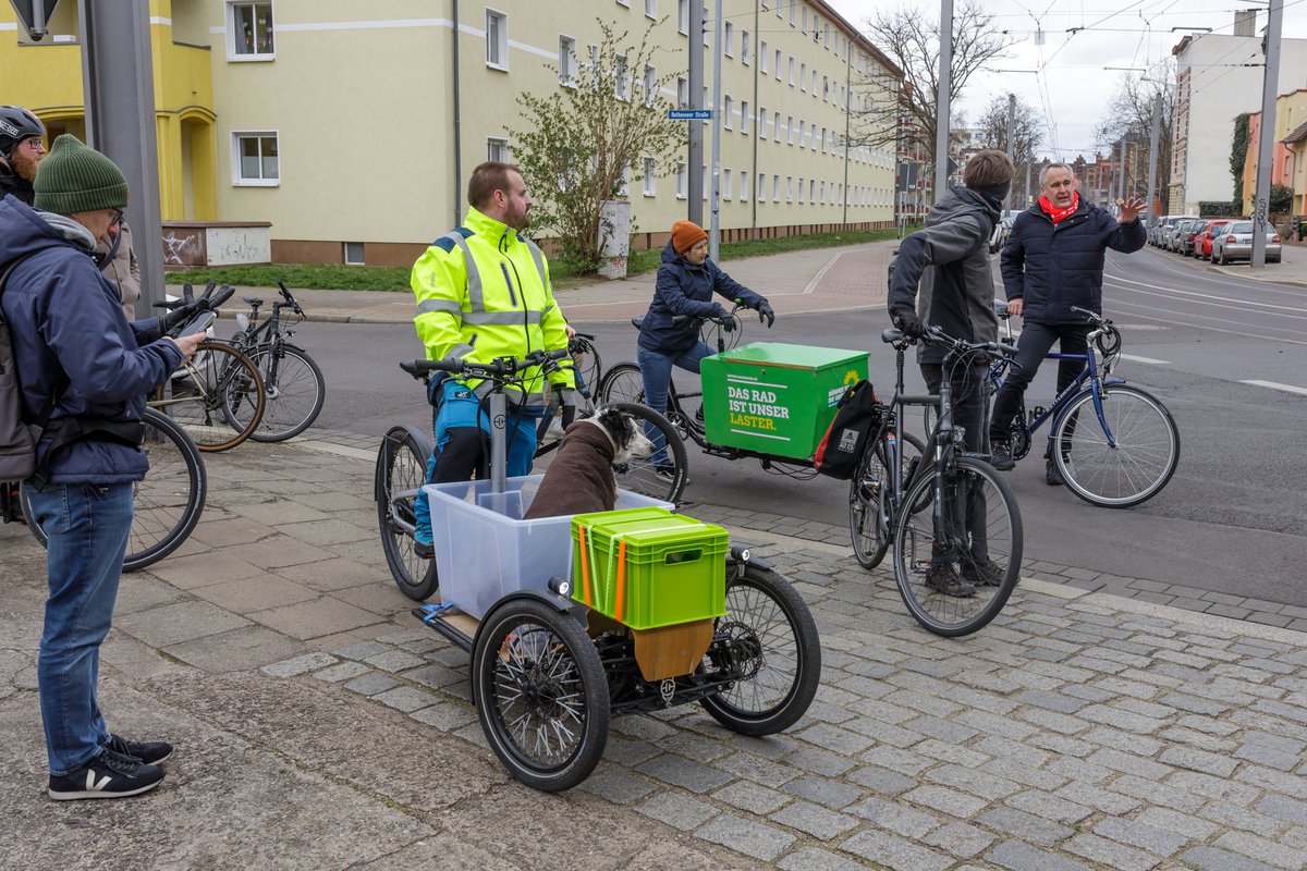 Gestern mit dem OB-Kandidaten <a href="/RoeslerJens/">JensRoesler</a> unterwegs und zum Thema #Radverkehr in #Magdeburg gesprochen. Hier hört man einen #Radfahrer sprechen, der sich auch für die Ziele des Radentscheids stark machen will. Ihr habt die Wahl! 
<a href="/ADFC_MD/">ADFC Magdeburg</a>  #radweg #ottostadt #radverkehr