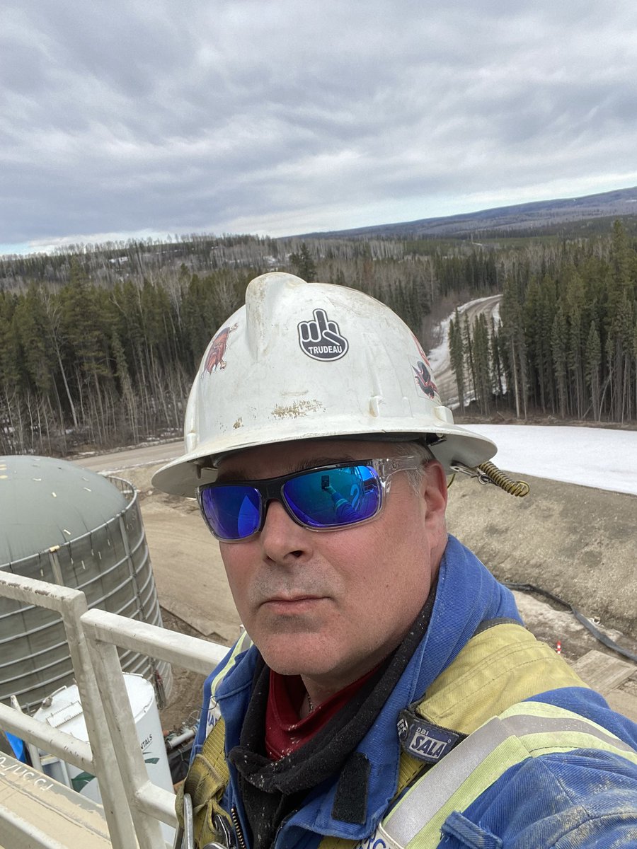 justanoilworker's tweet photo. Nothing like being 75 feet up with this backdrop!! Love what I do!! #oilpatchlife https://t.co/ZZQiGI7Zoi