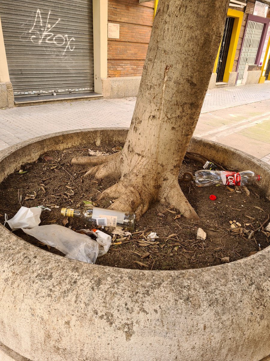 gybalor's tweet photo. @Ayto_Sevilla el barrio de los Remedios es un basurero.  ¿Porque no lo mantienen limpio? 
Gracias https://t.co/F7fyOlksYV