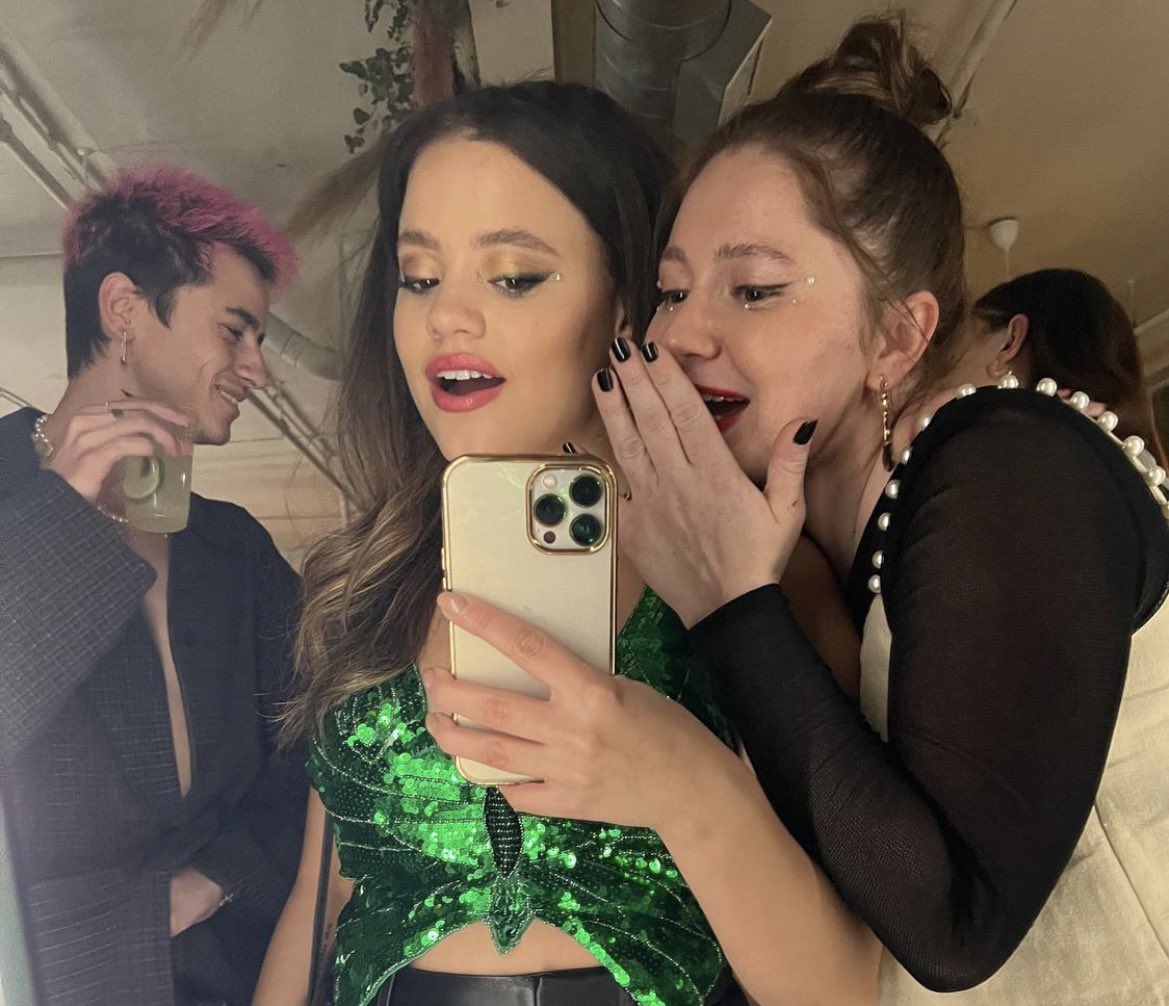 EmmaRoseKenney's tweet photo. Happy @sarahjeffery day!! Forever grateful they sat us next to eachother at that brunch 6 years ago. Love you 4L bestie 🖤🖤✨✨ https://t.co/LufelqksCA